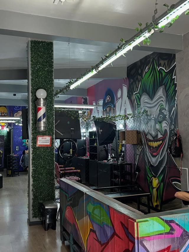 Estação de atendimento com grafite temático